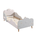 **Technische titel in het Nederlands: Leuk kinderbed met wolkenontwerp en sterretjes**
